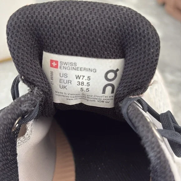 ON Women's Cloudflyer Running Shoes - Picture 9 of 11